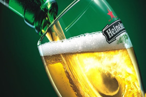Hãng bia Heineken đang vất vả xử lý truyền thông liên quan đến video clip "Cận cảnh sản xuất bia Heineken giả" .(Ảnh: IT)