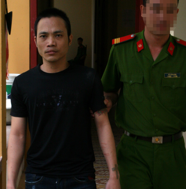Tử tù Lê Văn Thọ (Thọ "sứt", vừa trốn thoát khỏi trại tạm giam) trong một lần được trích xuất khỏi phòng giam - Ảnh: GIA MINH